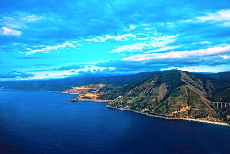 Stretto. Tra cielo e mare.